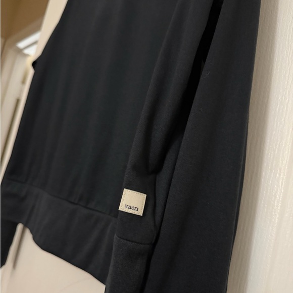 Vuori Tops - Vuori daydream crew black medium ✨ excellent